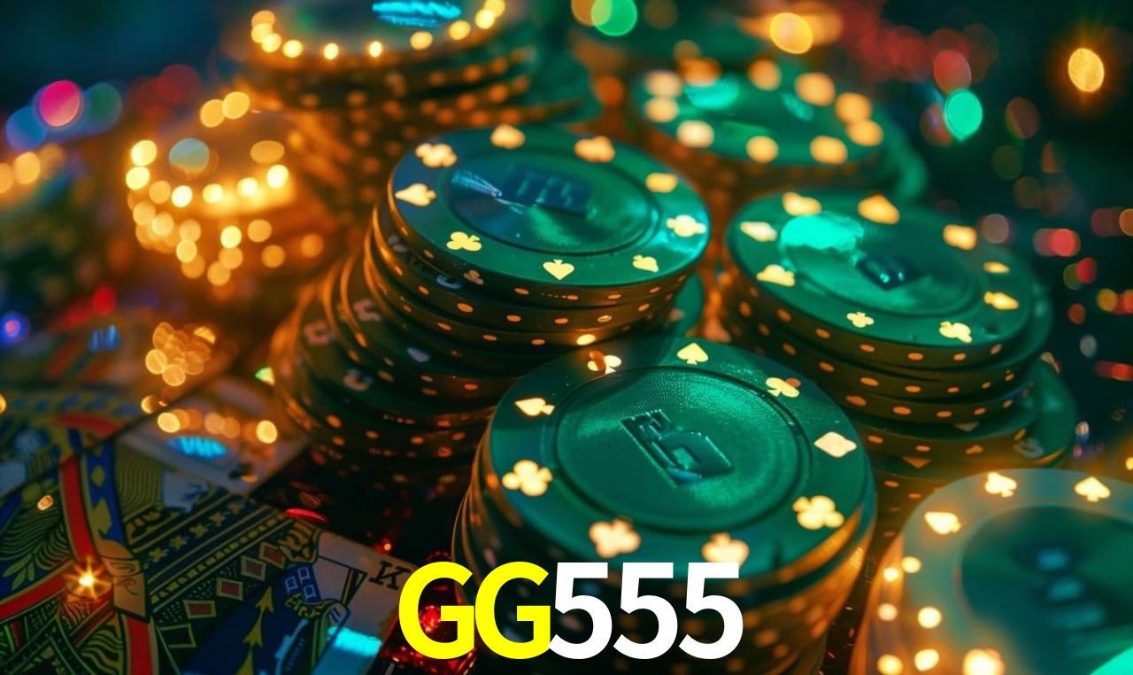 Escena dinámica inspirada en casino con iluminación GG555, cartas, fichas e íconos de juegos digitales en un espacio moderno de juegos.