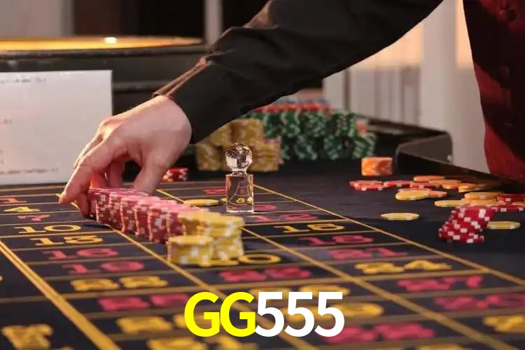 Una escena digital vívida inspirada en casino con GG555 mostrado prominentemente, luces brillantes, fichas, cartas y acentos dorados.